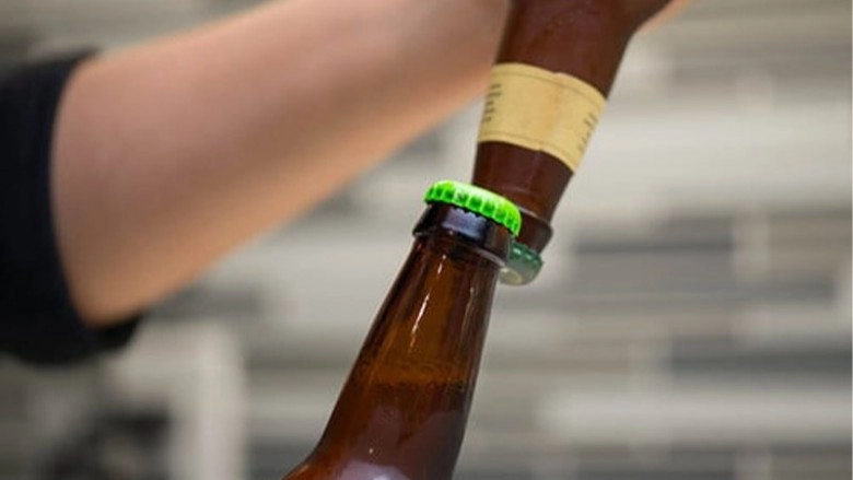 Không cần bật bia với 5 cách này phụ nữ cũng có thể mở nắp bia trong tích tắc - 1