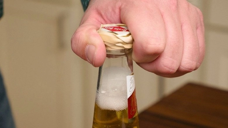 Không cần bật bia với 5 cách này phụ nữ cũng có thể mở nắp bia trong tích tắc - 5