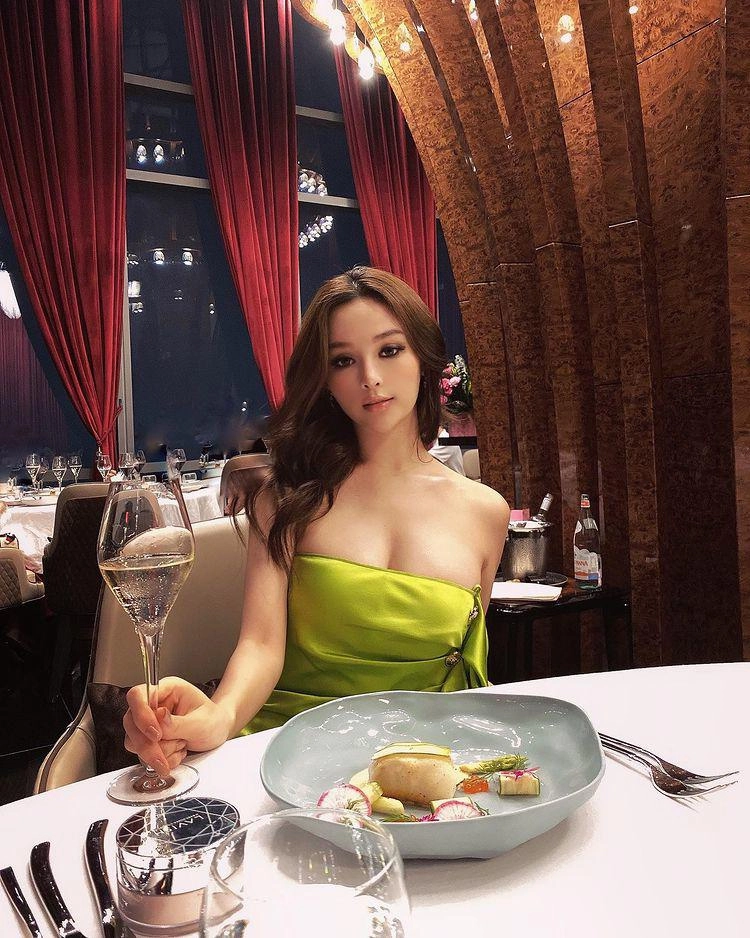 Không đeo vàng hotgirl lấy chồng đại gia xài vàng làm đẹp theo cách vương giả nhất hành tinh - 2