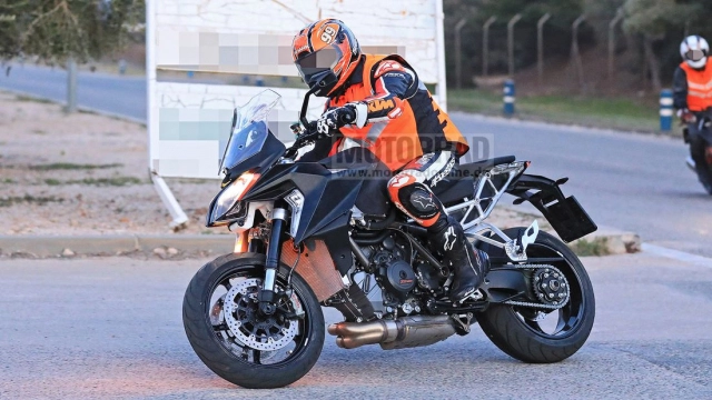 Ktm 1290 super duke gt 2021 rò rỉ thử nghiệm sẵn sàng ra mắt thực tế - 3