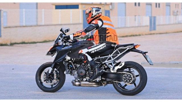 Ktm 1290 super duke gt 2021 rò rỉ thử nghiệm sẵn sàng ra mắt thực tế - 4