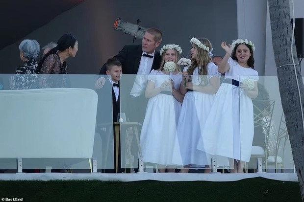 Làm phù dâu đám cưới anh trai harper beckham bị dân tình chê lớn vỡ hết nét - 4