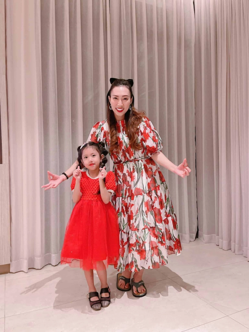 Mẹ sài gòn 2 con vẫn đẹp sang chảnh hóa ra là chị ruột ngọc nữ màn ảnh việt - 7