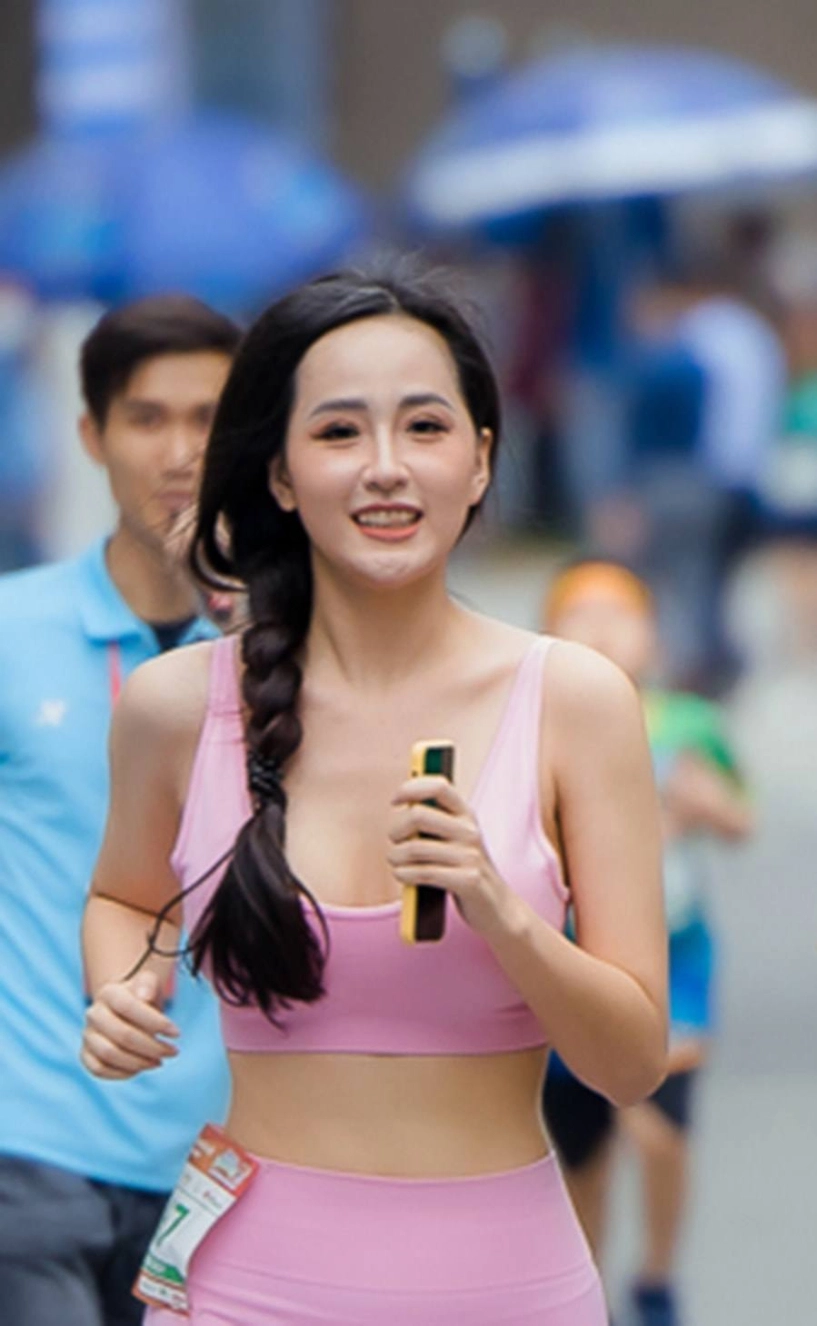 Mới ngày nào đi chạy bộ vòng 2 ngấn mỡ mai phương thuý giờ có eo thon bụng nổi múi - 3
