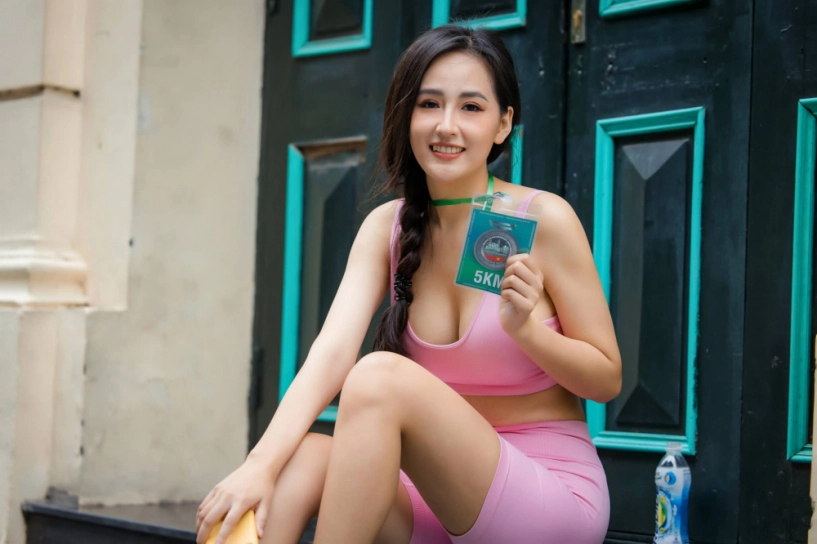 Mới ngày nào đi chạy bộ vòng 2 ngấn mỡ mai phương thuý giờ có eo thon bụng nổi múi - 7
