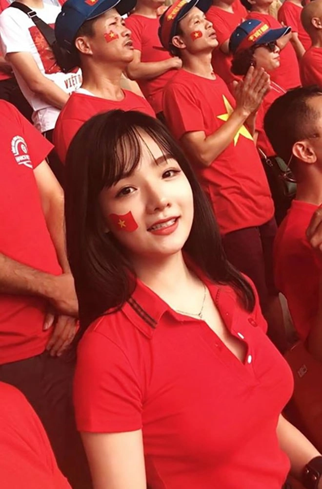 Hotgirl bóng đá vtv đi làm hớp hồn giám đốc sinh con xong ở nhà 40 tỷ - 1