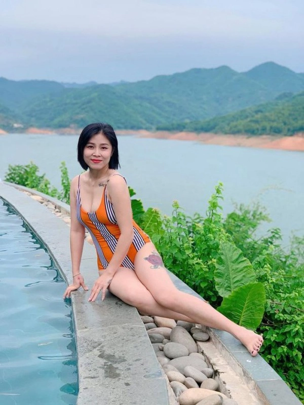 Nu mc vtv ngay thuong len song kin đao luc diện bikini toan la hinh xam khung - 5