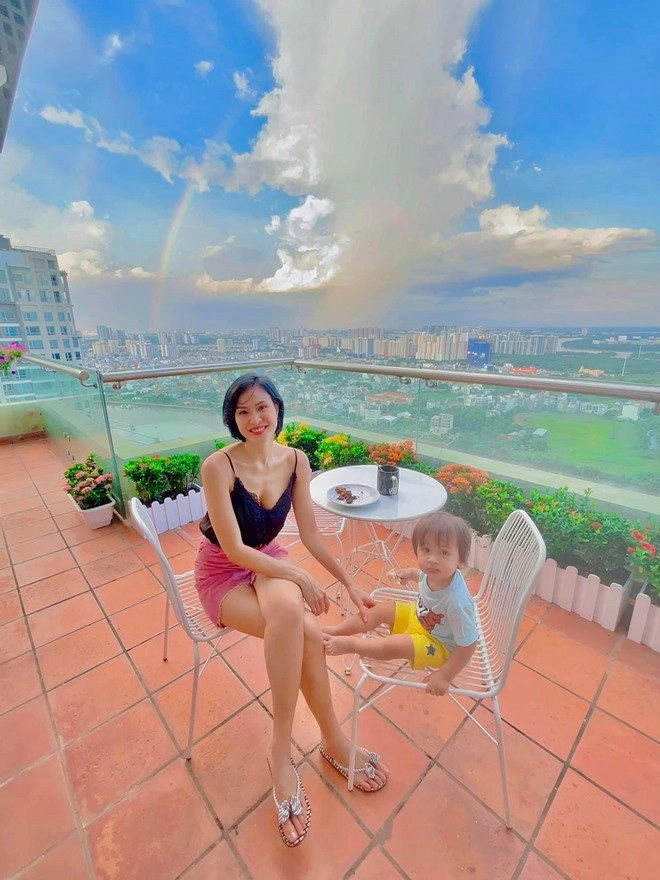 Ở trung tâm sài gòn con lai tây của mc phương mai sốt đùng đùng phải vào viện - 13