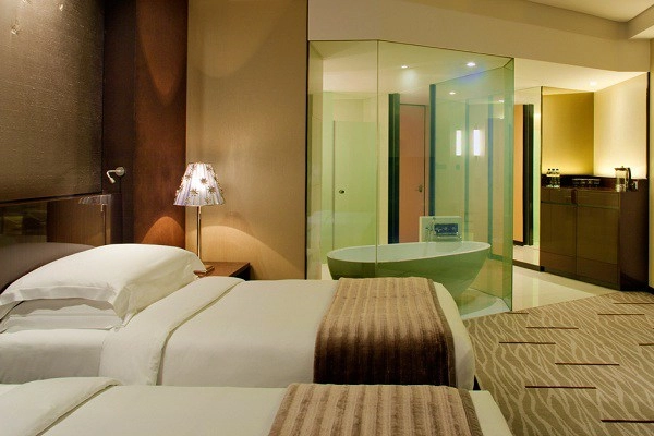Phòng tắm khách sạn được thiết kế kính trong veo biết lý do bạn sẽ phải ngỡ ngàng - 3