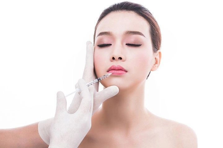 Phương trinh jolie tự tay tiêm thon mặt mà dân mạng phải choáng theo - 17