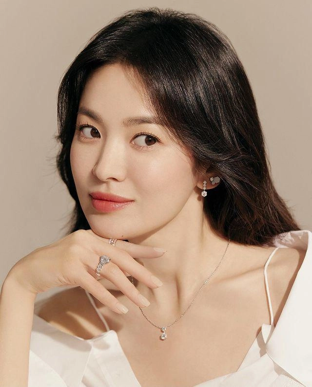 Song hye kyo chụp hình với trang sức tiền tỷ nào ngờ dung nhan át cả vàng bạc châu báu - 2