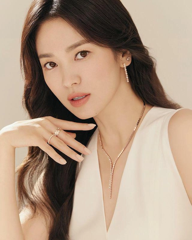 Song hye kyo chụp hình với trang sức tiền tỷ nào ngờ dung nhan át cả vàng bạc châu báu - 3