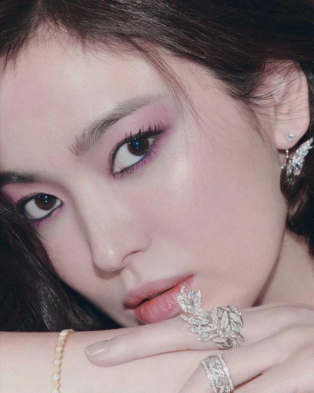 Song hye kyo chụp hình với trang sức tiền tỷ nào ngờ dung nhan át cả vàng bạc châu báu - 7
