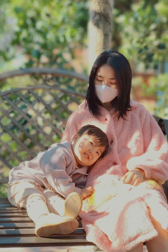Thiếu gia miền tây lên tiếng cảm ơn 2 người đàn ông giúp chăm sóc mẹ con hoà minzy - 9