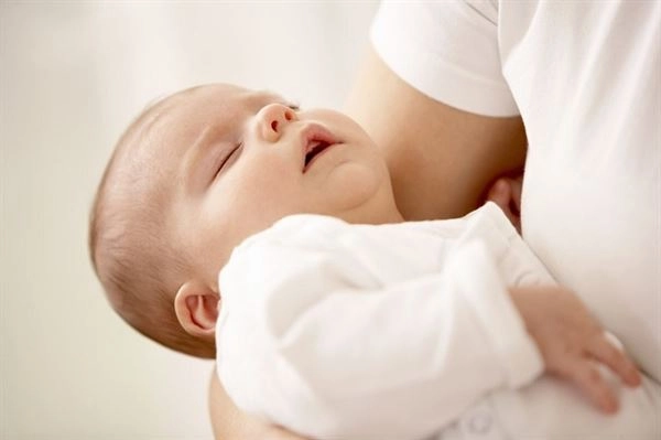 Trẻ sơ sinh bị ngạt mũi mẹ nên xử lý như thế nào - 1