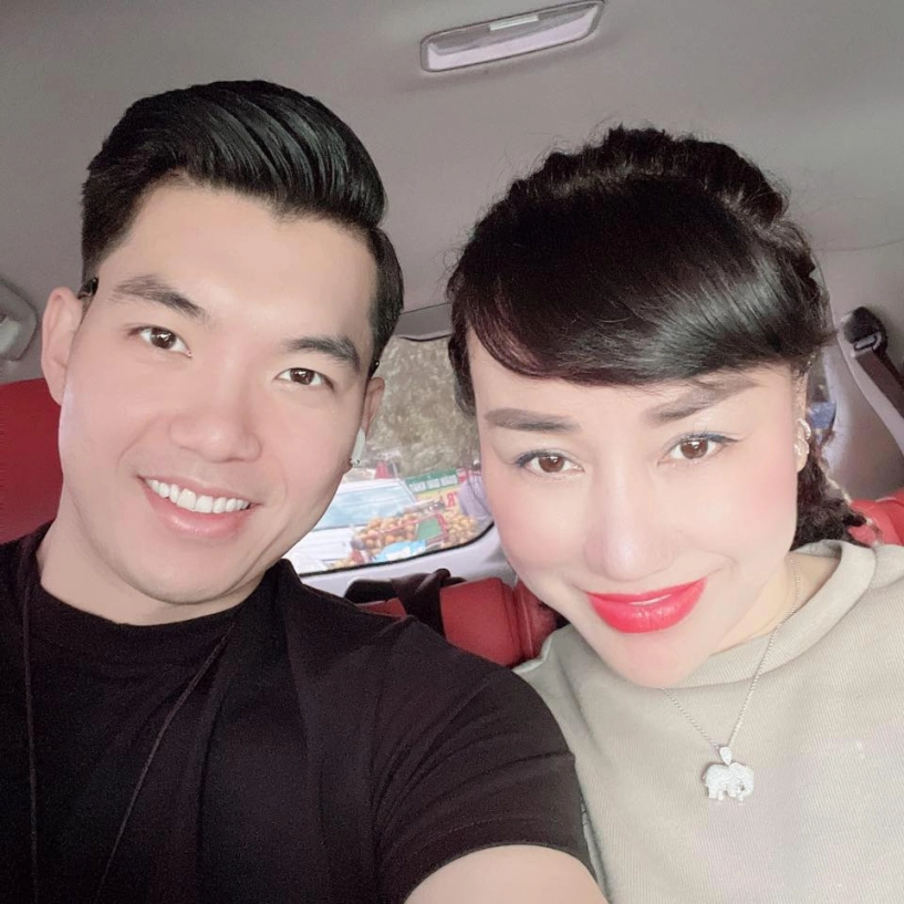 Trương nam thành lấy vợ đại gia hơn 15 tuổi giờ ở nhà chăm 2 con vợ đi làm - 2