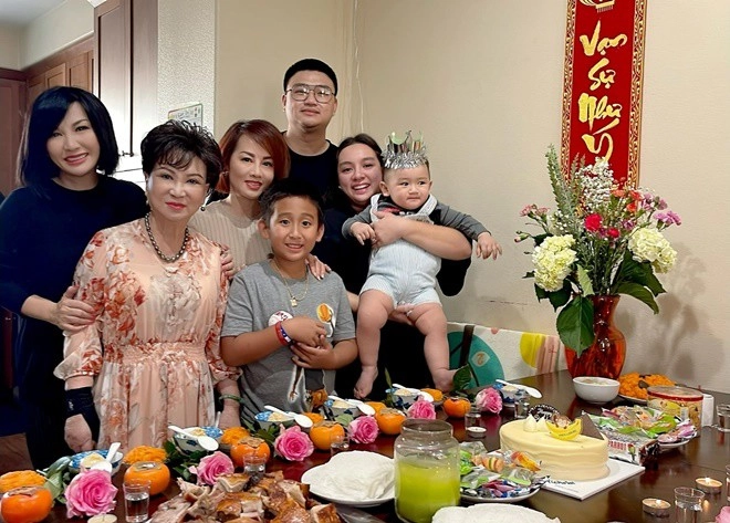 Vợ cũ bằng kiều làm tiệc thôi nôi chocháu ngoại phi nhung cậu nhóc bụ bẫm rất giống bà - 1
