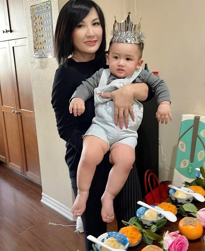 Vợ cũ bằng kiều làm tiệc thôi nôi chocháu ngoại phi nhung cậu nhóc bụ bẫm rất giống bà - 2