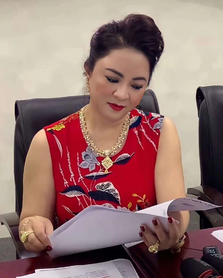 Bà phương hằng trang điểm đậm phản tác dụng càng nhẹ nhàng lại càng trẻ trung - 2