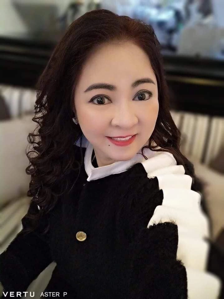 Bà phương hằng trang điểm đậm phản tác dụng càng nhẹ nhàng lại càng trẻ trung - 12
