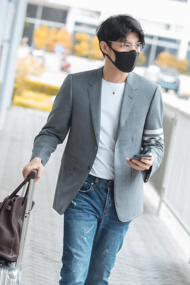 Chiếc túi của phụ nữ nhưng noo phước thịnh xách lên vẫn đầy nam tính - 1