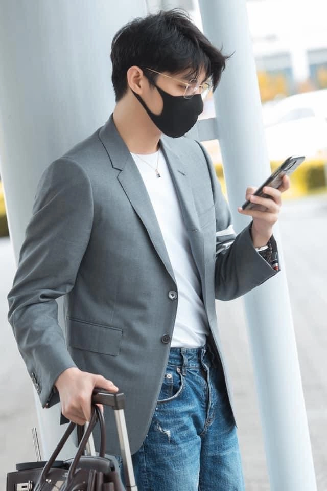 Chiếc túi của phụ nữ nhưng noo phước thịnh xách lên vẫn đầy nam tính - 2