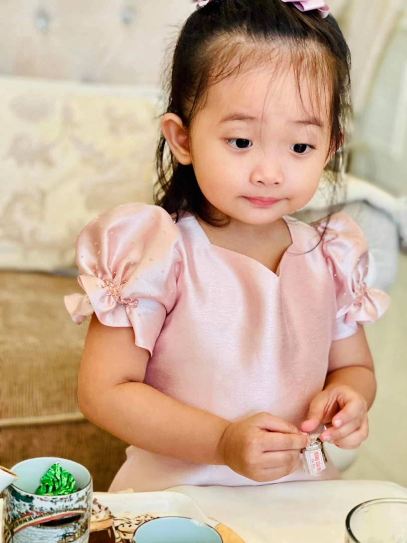 Con gái khánh thi phan hiển càng lớn càng xinh giống bố như đúc nhưng đôi mắt đẹp của mẹ - 10