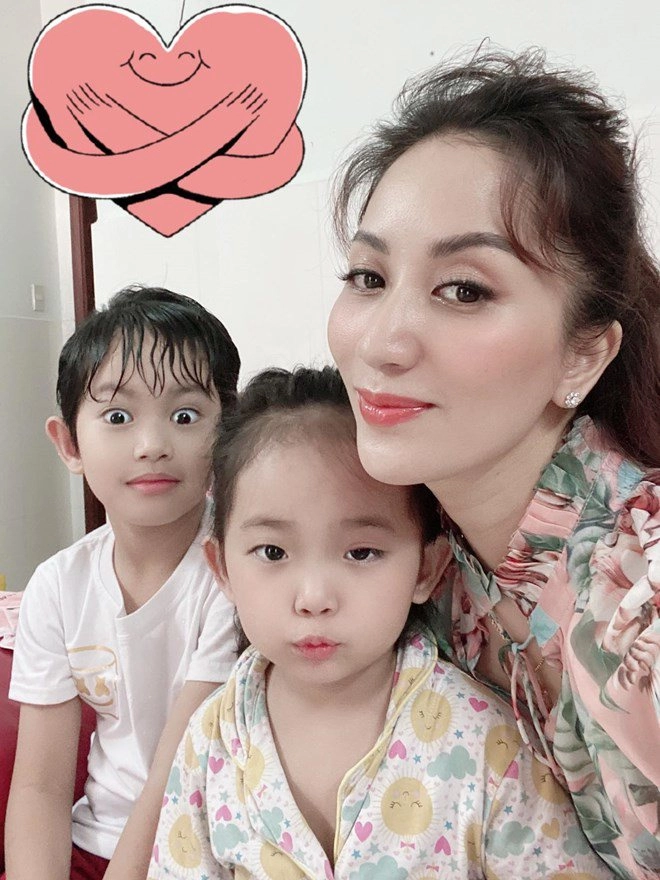 Con gái khánh thi phan hiển càng lớn càng xinh giống bố như đúc nhưng đôi mắt đẹp của mẹ - 12