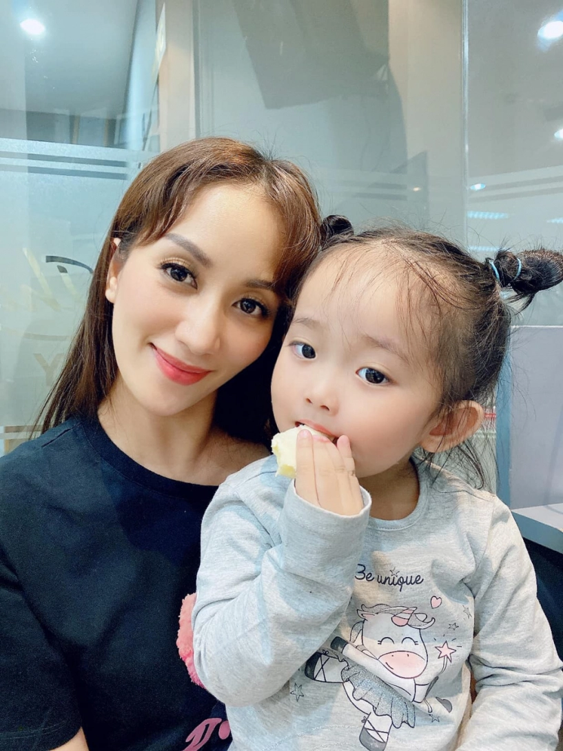 Con gái khánh thi phan hiển càng lớn càng xinh giống bố như đúc nhưng đôi mắt đẹp của mẹ - 13