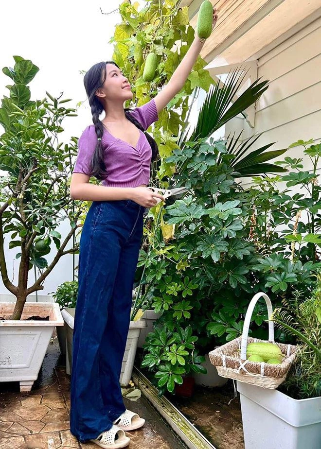 Con gái quyền linh diện áo ngắn khoe eo thon chân dài nhan sắc đẹp nhất tuổi thiếu nữ - 1