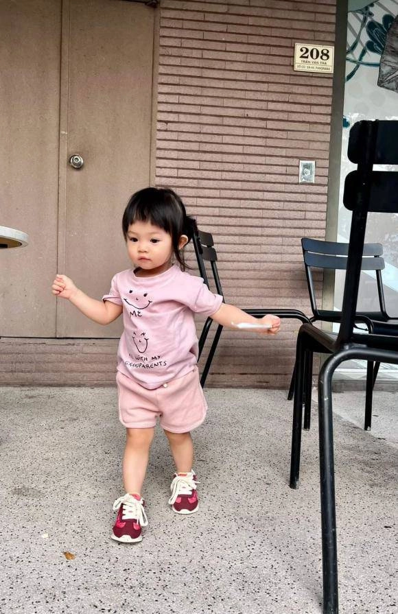 Đàm thu trang nóicon gái xinh điệu giống bố cường đôla vội vàng nhận ngay - 3