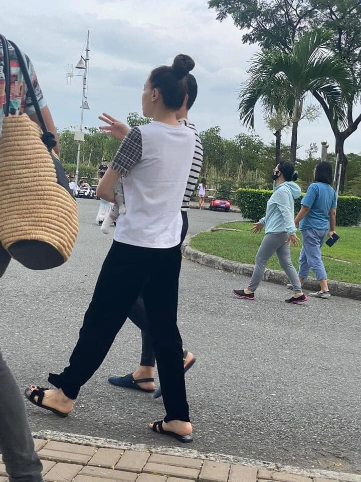 Hồ ngọc hà tăng thanh hà bị bắt gặp cảnh giản dị chăm con giữa phố một nách hai con - 4