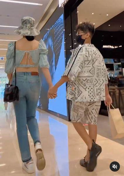 Hồ ngọc hà tăng thanh hà bị bắt gặp cảnh giản dị chăm con giữa phố một nách hai con - 10