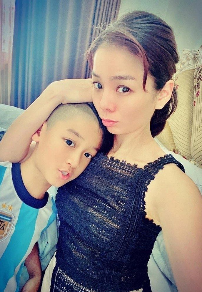 Hồ ngọc hà tăng thanh hà bị bắt gặp cảnh giản dị chăm con giữa phố một nách hai con - 11