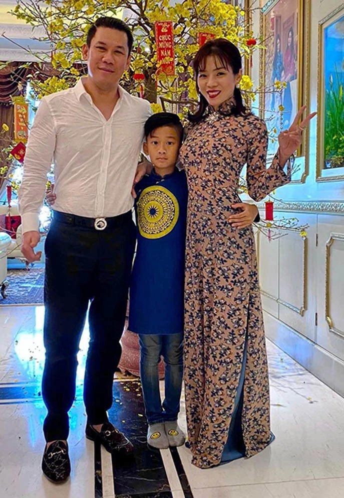 Hồ ngọc hà tăng thanh hà bị bắt gặp cảnh giản dị chăm con giữa phố một nách hai con - 12