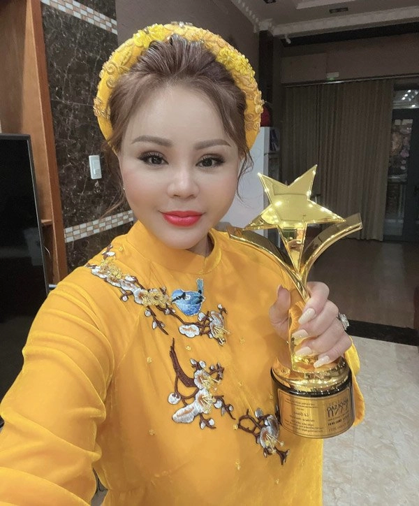 Không hổ danh nữ hoàng dao kéo lê giang mới sửa sau 4 ngày đã rạng ngời đi quay phim - 3