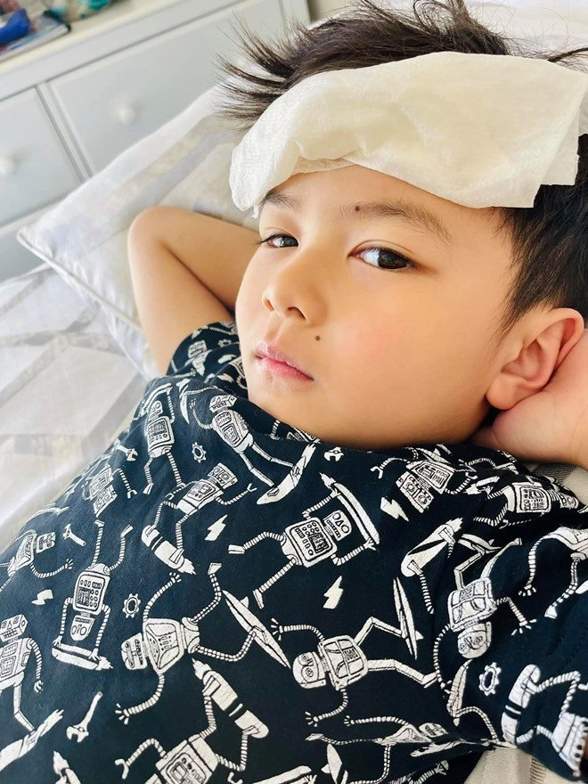Làm mẹ đơn thân vợ cũ đan trường không đành lòng đi làm khi con ốm nằm nhà 1 mình - 2
