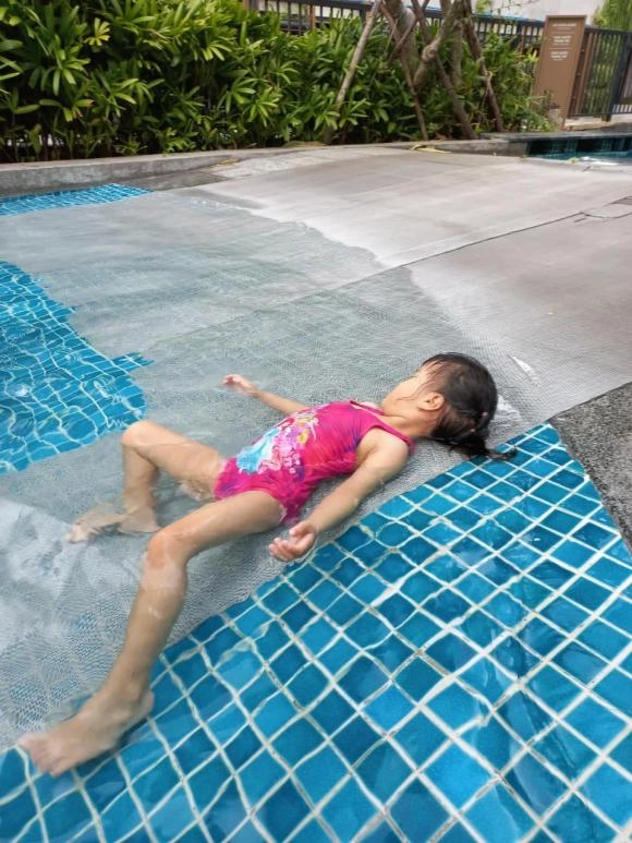 Mẹ là mỹ nhân con gái bông hậu của lê phương 2 tuổitrổ giò diện đồ bơi khoe chân dài - 8