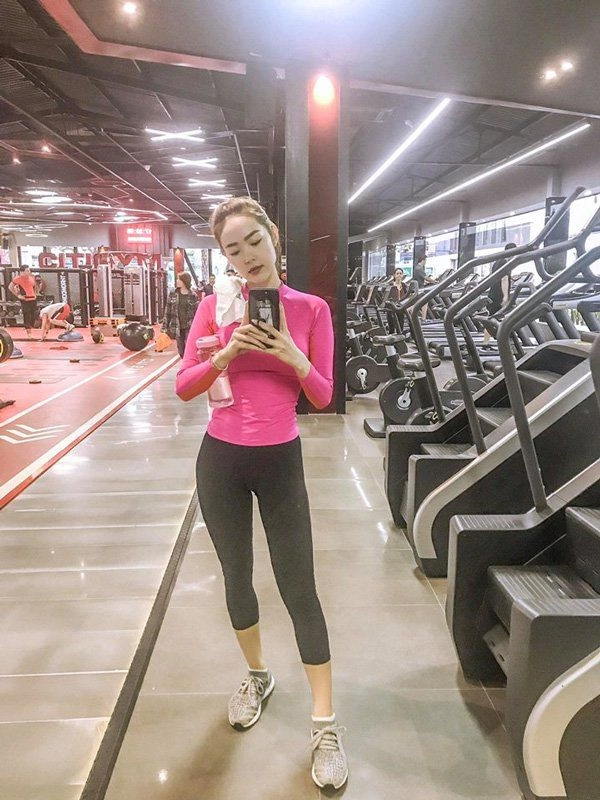Minh hằng khoe vòng eo như vận động viên nhưng bị trừ điểm vì chiếc quần bó chẽn - 8
