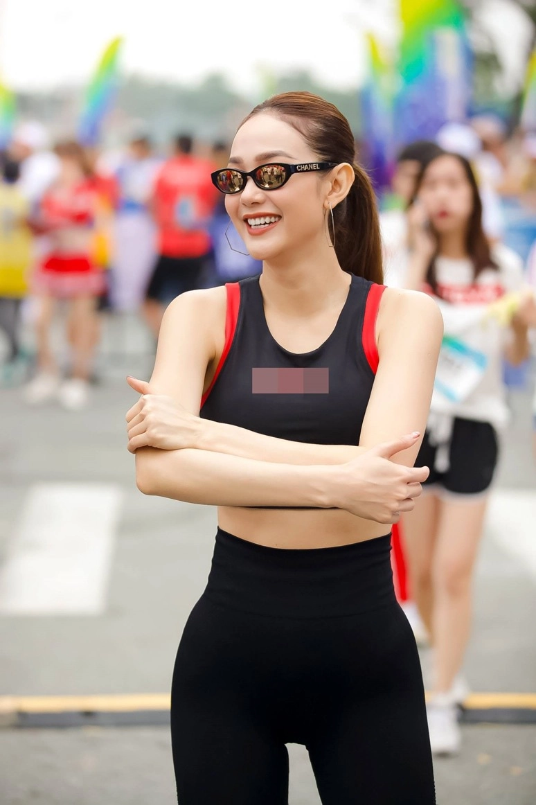 Minh hằng khoe vòng eo như vận động viên nhưng bị trừ điểm vì chiếc quần bó chẽn - 9