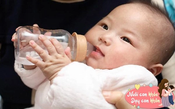Nên mở điều hòa cho trẻ vào thời điểm nào là tốt nhất 5 mẹo chăm trẻ khỏe mạnh mùa nóng - 7
