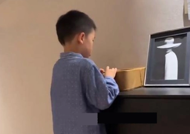 Nhìn thấy cảnh bố mẹ tắm chung con trai đòi tắm cùng câu trả lời của mẹ quá hay - 1