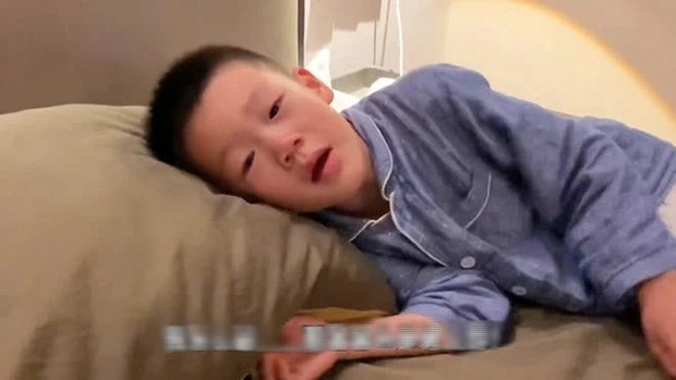 Nhìn thấy cảnh bố mẹ tắm chung con trai đòi tắm cùng câu trả lời của mẹ quá hay - 2