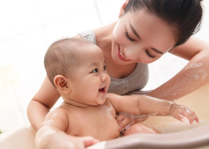Nhìn thấy cảnh bố mẹ tắm chung con trai đòi tắm cùng câu trả lời của mẹ quá hay - 4