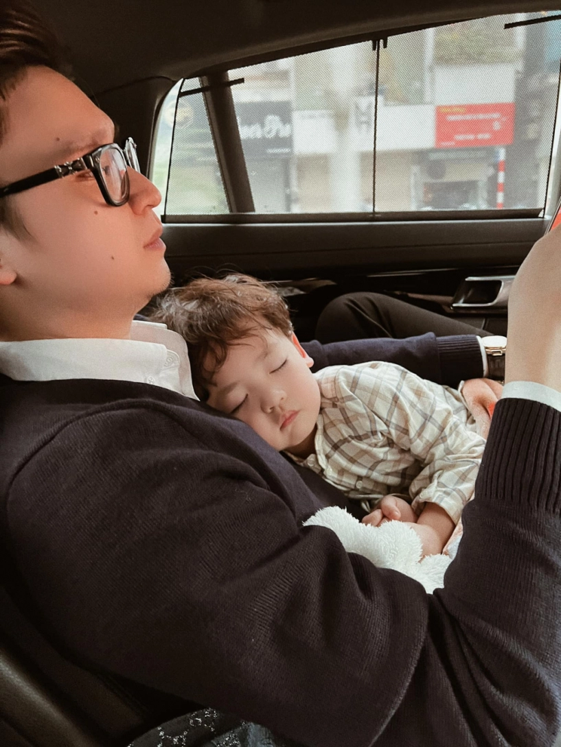 soái ca 3 tuổi nhà á hậu tú anh đẹp trai hơn bố mẹ tích cực cho đi tút tát - 2