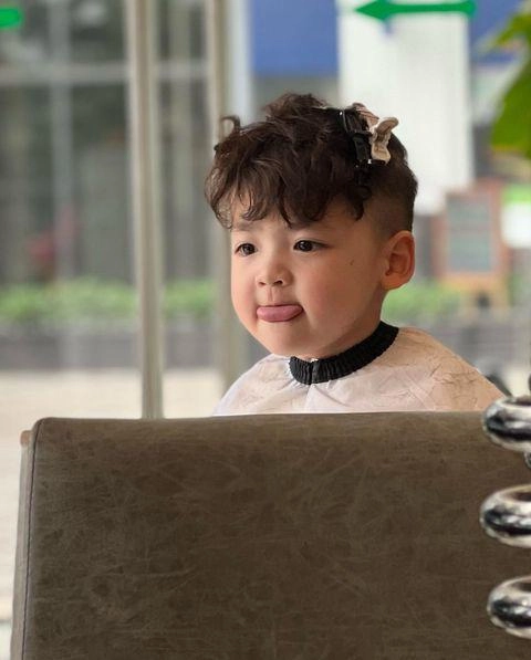 soái ca 3 tuổi nhà á hậu tú anh đẹp trai hơn bố mẹ tích cực cho đi tút tát - 6