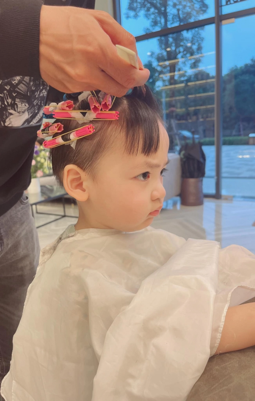 soái ca 3 tuổi nhà á hậu tú anh đẹp trai hơn bố mẹ tích cực cho đi tút tát - 8