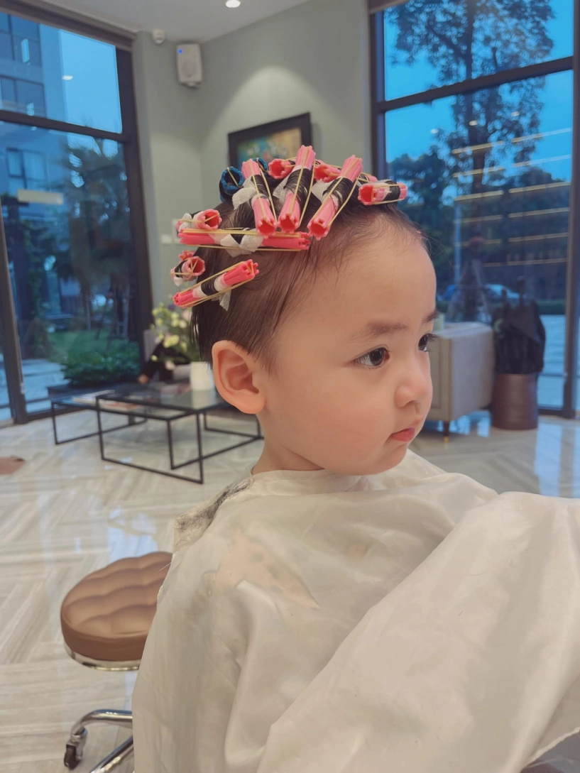 soái ca 3 tuổi nhà á hậu tú anh đẹp trai hơn bố mẹ tích cực cho đi tút tát - 9