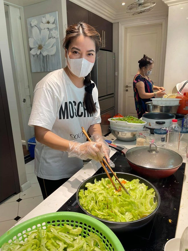 2 tháng mắc kẹt ở mỹ con gái trương ngọc ánh ngày một sành điệu thần thái chuẩn tây - 1