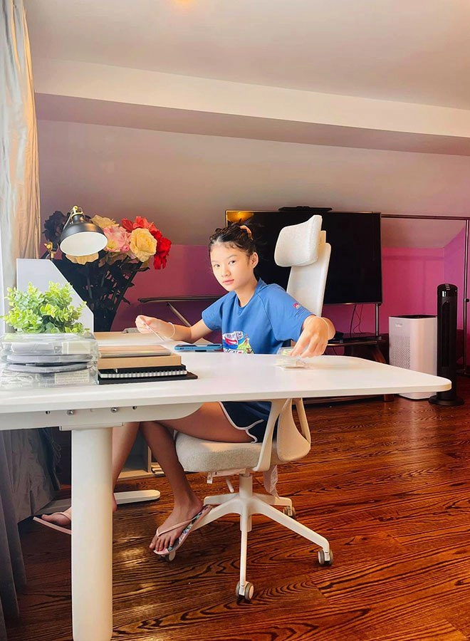 2 tháng mắc kẹt ở mỹ con gái trương ngọc ánh ngày một sành điệu thần thái chuẩn tây - 9